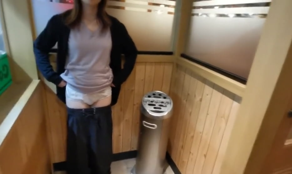 個人撮影 カフェの喫煙所でズボン下ろしてプチ露出する女子大生