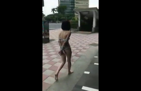 個人撮影 全裸に鎖を巻かれた拘束状態で街を歩かされるガチ露出奴隷ちゃん 動画