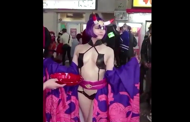渋谷ハロウィンの大勢の人前でFGO酒呑童子コスプレで露出する女の子 動画