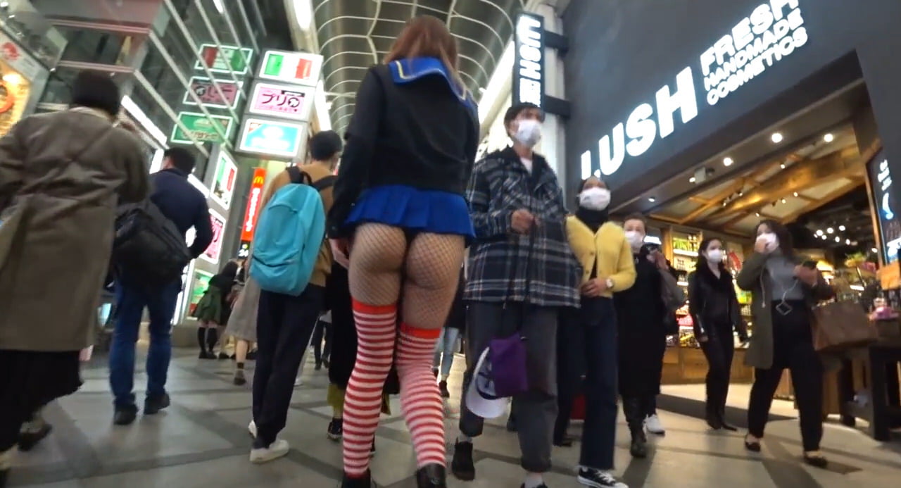 個人撮影 ムチムチお尻丸出し露出コスで駅＆街中＆電車で見られまくりの女の子 動画
