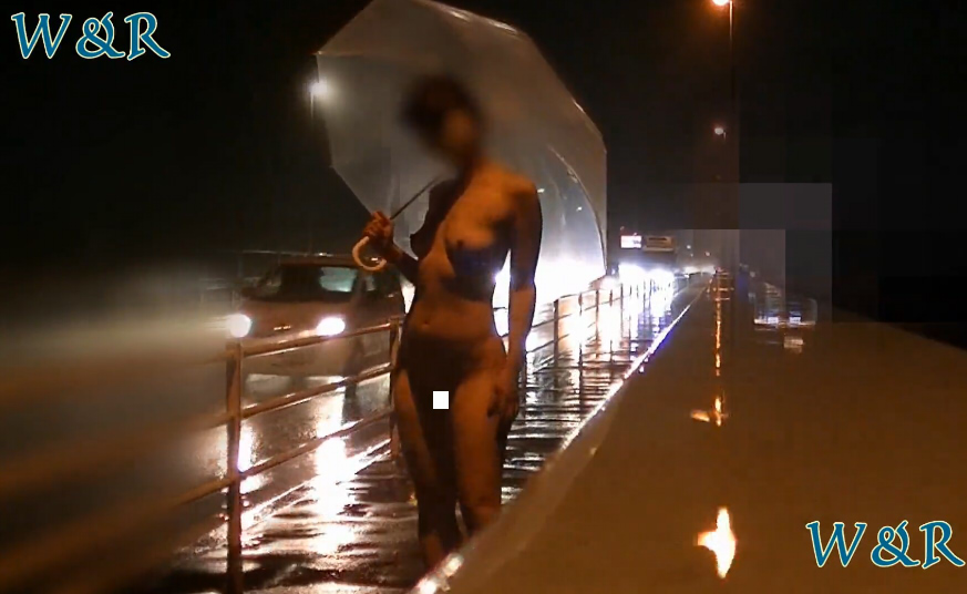 個人撮影 White&Reddy 絶え間なく車が通る雨の道路脇で全裸露出＆露出オナする従順彼女 動画