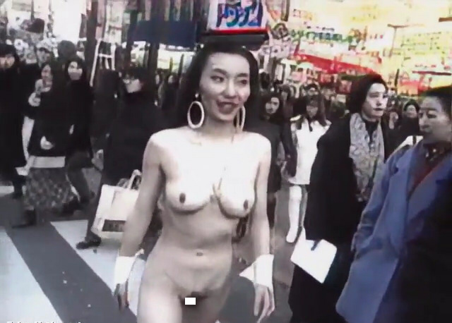 渋谷交差点の人ごみの中で全裸露出する伝説の露出ビデオ 動画